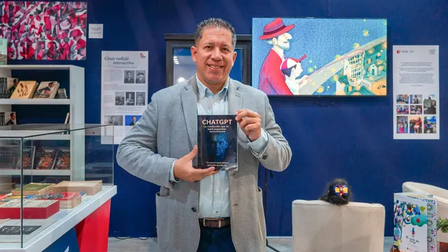 Jorge Rojas Orrillo presentando su libro en la Feria Internacional del Libro de Lima 2025