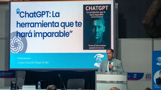 Jorge Rojas Orrillo presentando ChatGPT: la herramienta que te hará imparable, FIL Lima 2025